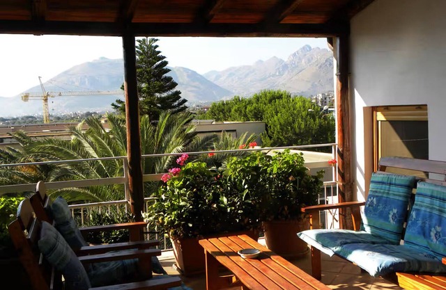 Your Fantastic Holiday in a Quaint Village Near the Beach with Mountain Views!!!