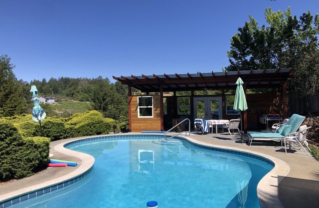 DAS VOGELHAUS - Pool. Whirlpool. Atemberaubende Aussicht auf das Weinland. Privates Deck.