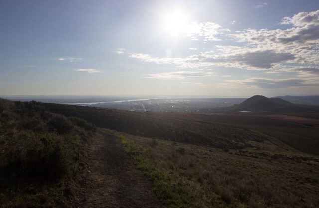 Your Home Away From Home! Family-friendly unit. Close to Badger Mountain!