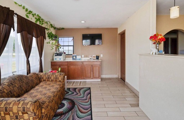 Your Home Away From Home! Free Parking, Minutes to Flournoy Park