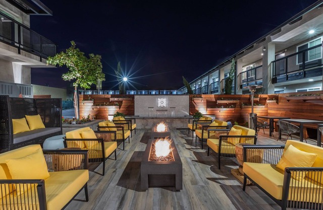 Your Home Away From Home! 2 Gorgeous Rooms, Courtyard w/ Fire Pits, Parking!