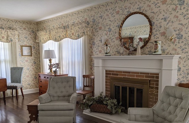 /Your home away from home! One bedroom apt. in 1920's Dutch Colonial. Near COW..