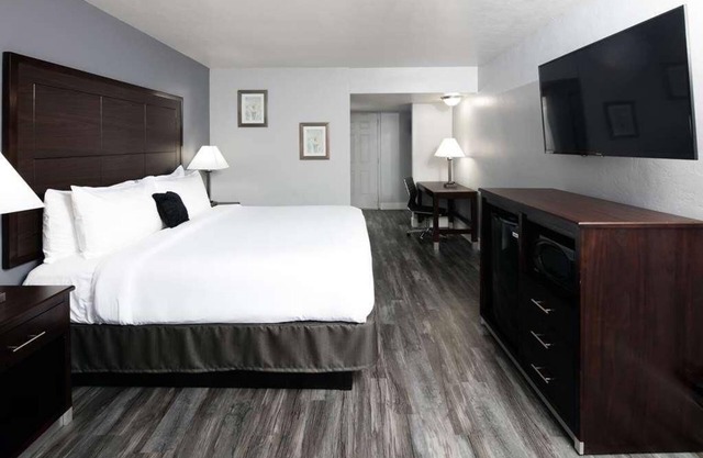 Your Home Away From Home! Outdoor Pool, Free Parking, Near Arizona Stadium
