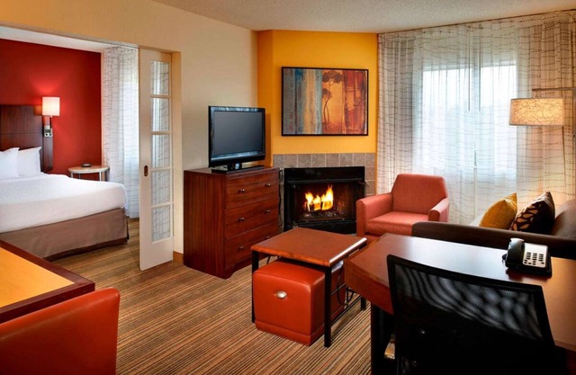 Your Home Away From Home! 2 Posh Units, w/ Kitchen! Pet-Friendly, Free Breakfast
