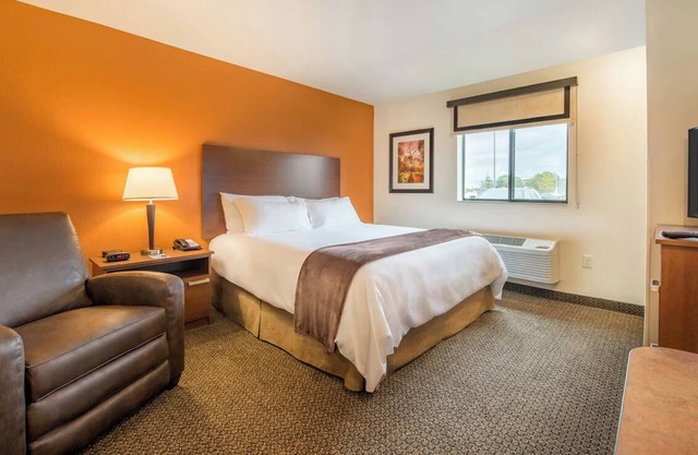 Your Home Away from Home! Pet-Friendly w/ Kitchen Near WaTiki Indoorr Waterpark!