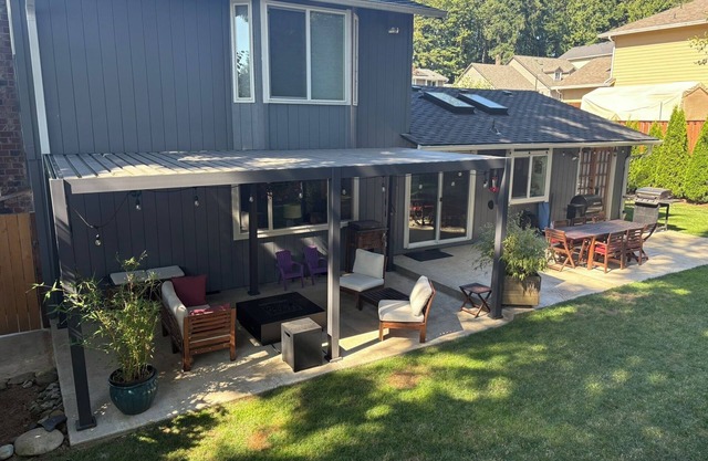 3-bed house in Sandy, near walking trails & grocery store, access to Mt Hood.