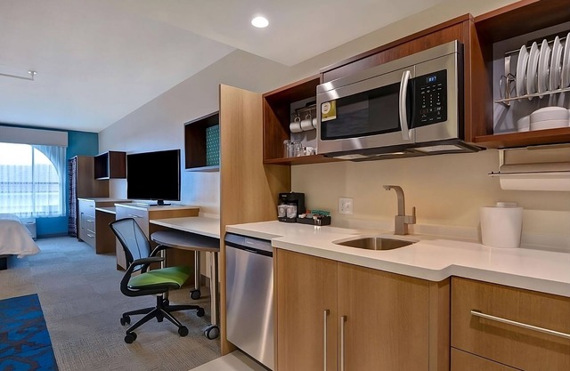 Your Home in Sunshine State! Pet-friendly, Kitchenette, Swimming Pool!