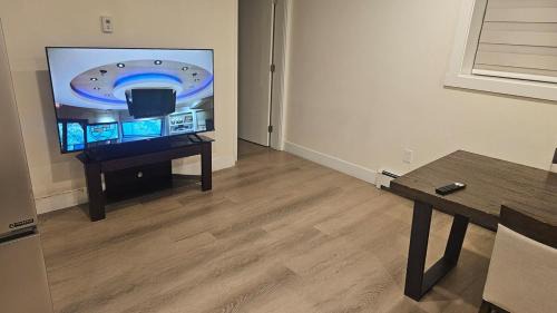 Your Home - Spacious Private Suite