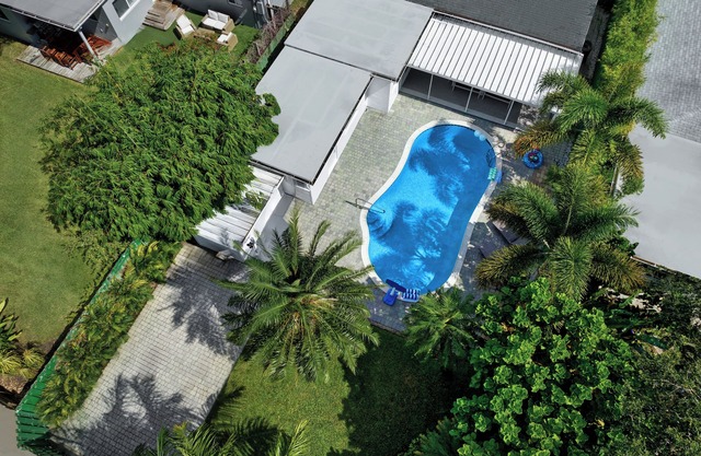 OASIS Boutique Villa 4/3 + DEN mit beheiztem Pool, 2 Meilen vom Strand entfernt