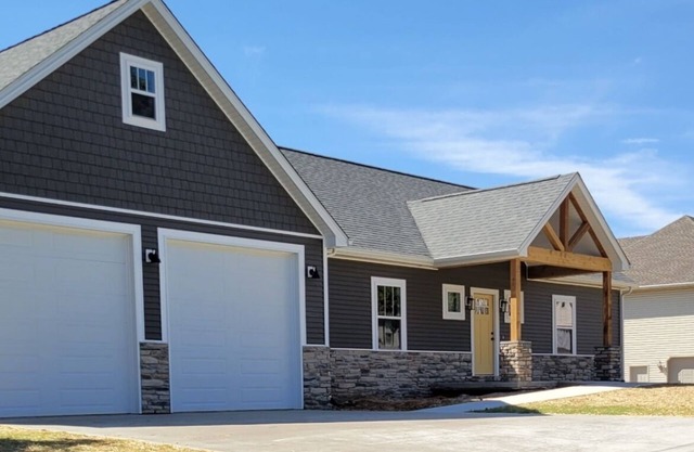 YOUR LAKE ESCAPE AWAITS...walk to Boat Ramp...sleeps 12, with plenty of parking