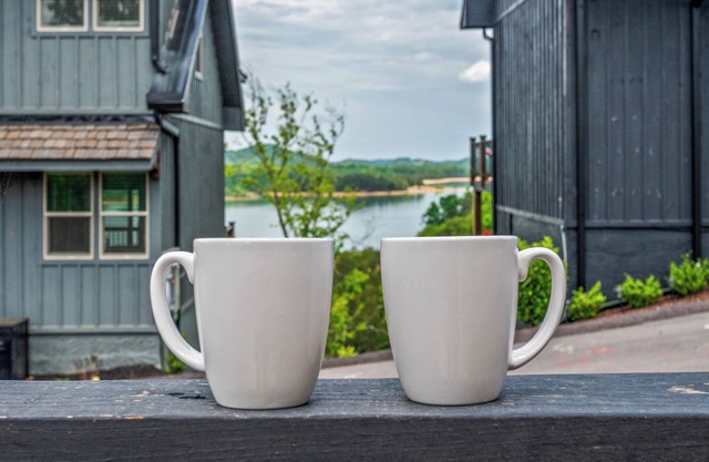 Lakeview Escape! Pet-Friendly Cabin +Game Loft