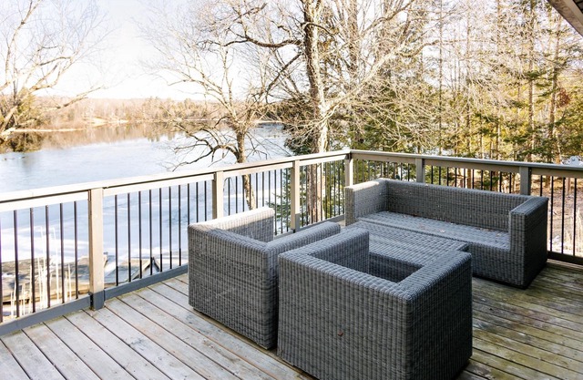 Your Lakeside Haven in Algonquin Highlands!
