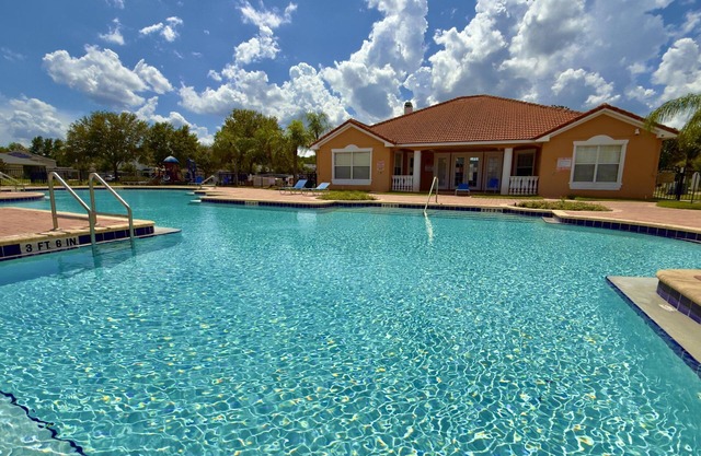 Your Lakeview Getaway in Crystal Cove – Sunsets, Comfort & Great Location
