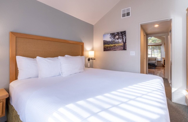 Your Napa Escape! 2 Relaxing Units, Free Parking, Outdoor Pool!