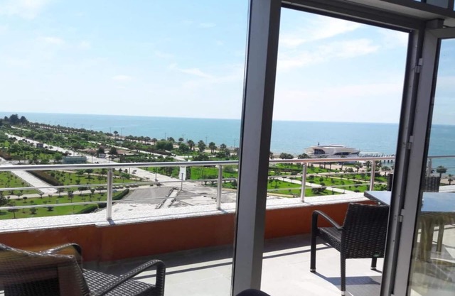 IHR NEUES ZUHAUSE IN BATUMI WARTET AUF "SIE"