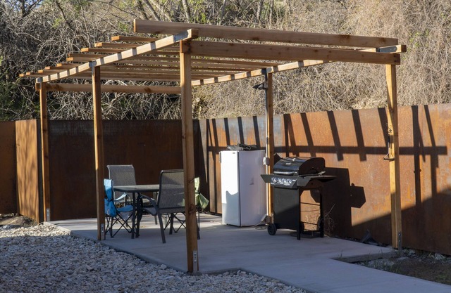 Your own private spa! Yurt with natural geothermal hot water.