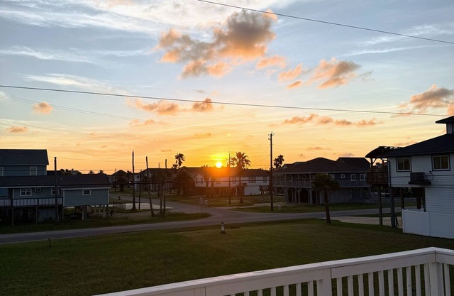 Your Perfect Coastal Getaway at San Luis Pass!