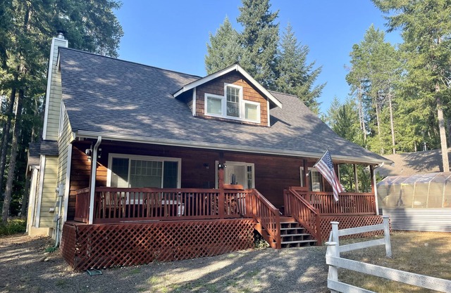 Your perfect lake getaway awaits at Cutthroat Lodge!