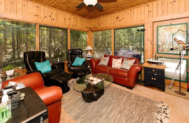 Your Premier Lakeside Getaway