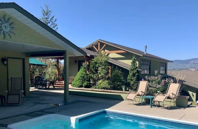 Your private pool & hot tub awaits / Perfect getaway for families & friends