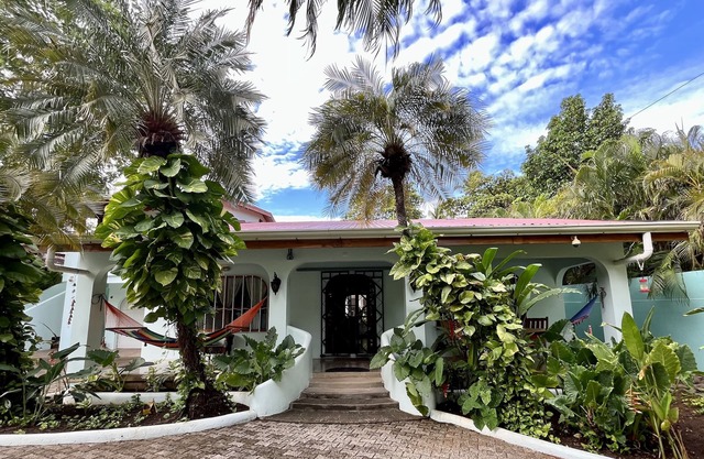 Wie wärs mit einem privaten Haus für weniger als ein Hotel oder Ferienwohnung? 100 Meter in den Sand