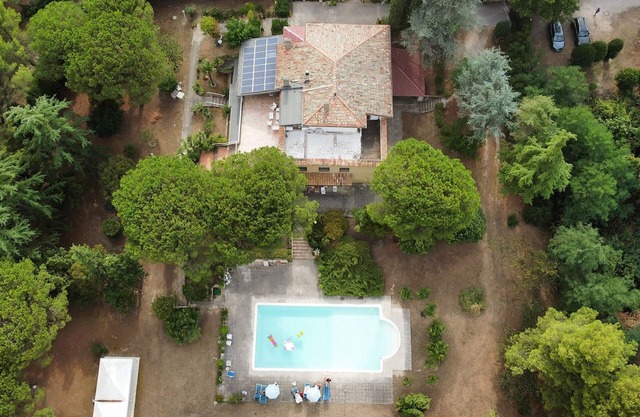Ihre Entspannung 3 km vom Meer entfernt. Privater Pool und Park. Ideal für 12 Personen.