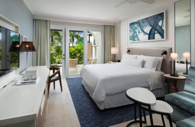 Your Relaxing Getaway Awaits! Outdoor Pool! Close to Seven Mile Beach