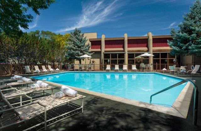 Your Relaxing Getaway Awaits! Outdoor Pool, FREE Parking, Pets Allowed!