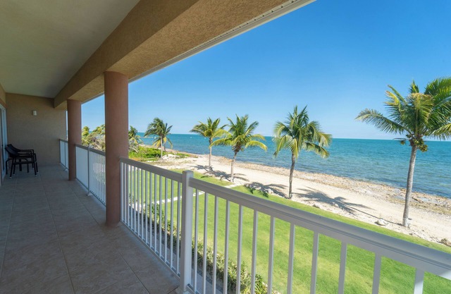 Charming Suite w/ Full Kitchen, Pool, Stunning Ocean Views at Family Resort
