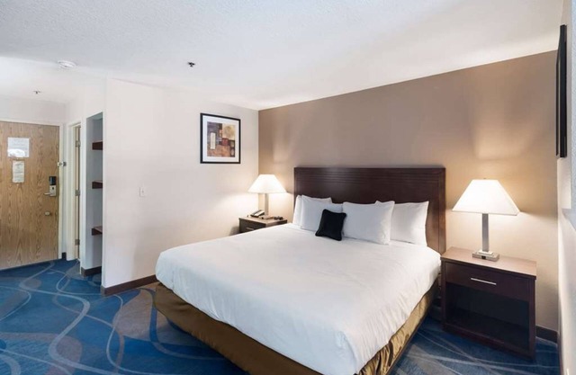 Your Relaxing Getaway Awaits! Family-friendly unit awaits! Free Breakfast!