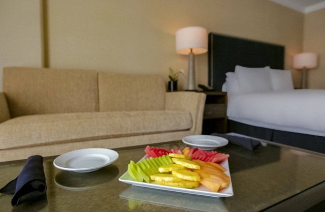 Your Relaxing Getaway Awaits! Free Parking, Onsite Pool, Pets Allowed!