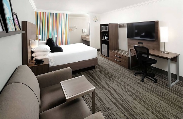 Your Relaxing Getaway Awaits! Free Parking Onsite, Swimming Pool, Hot Tub