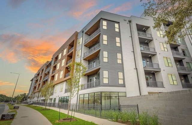 High Rise Luxury Life Styles 1 Large Bedroom Deluxe Suite in Austin Texas