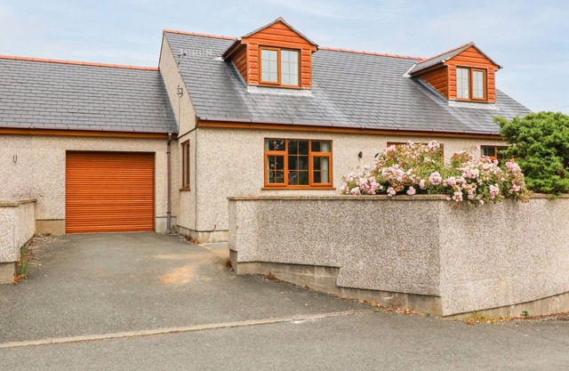 YR HEN EFAIL, family friendly, country holiday cottage in Cemaes Bay