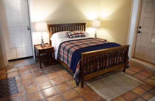 Ysabel Adobe- Private Bedroom attached bathroom in century old adobe on 1 acre.