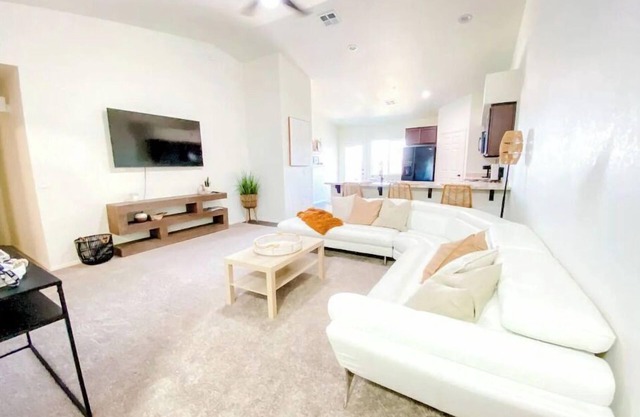 Yuma Boho/Airy 3 bedroom home with free parking
