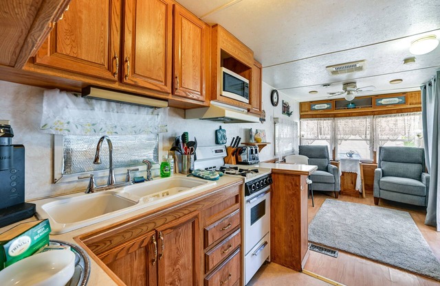 Yuma Getaway w/ Pool Access, 5 Mi to Lutes Casino!