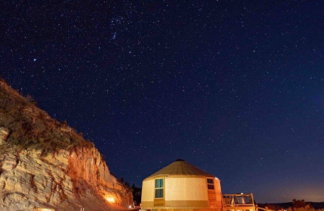 Jurte mit Blick auf Nr. 4 im East Zion Resort (2 Kingsize-Betten)