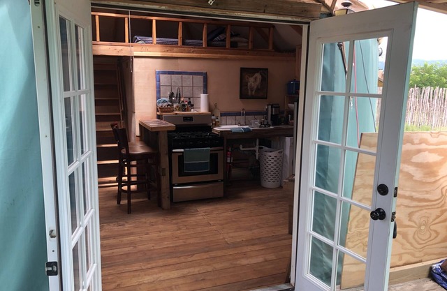 Yurt in Earth-Ship community! Solar Air-conditioning/Heating! Full Kitchen/Bath!
