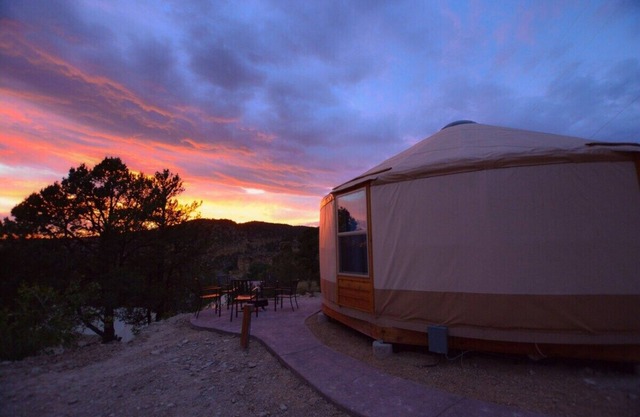 Jurte mit Blick auf Nr. 10 im East Zion Resort (2 Kingsize-Betten)