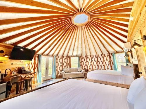 Yurt Overlook #3 with AC and Private Bath 2 Kings