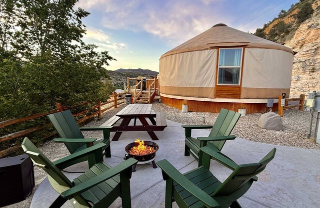 Jurte mit Blick auf Nr. 6 im East Zion Resort (2 Kingsize-Betten)