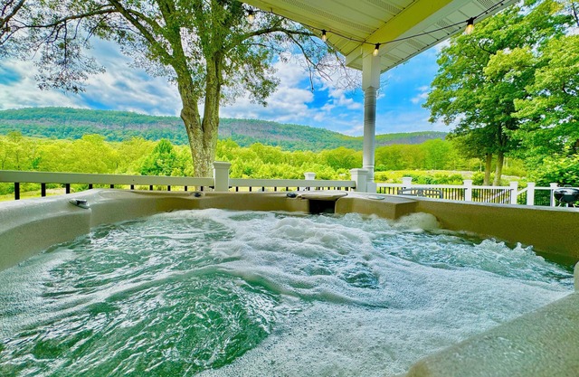 Yuzu-stunning mountain views family home with a hot tub and a camper, sleeps 15