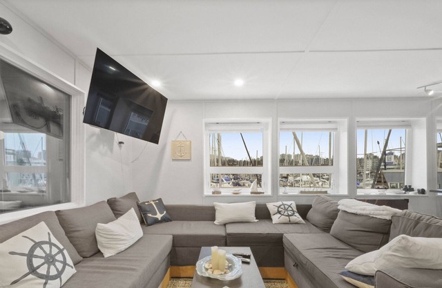 Zen Boathouse: 3br/Rooftop deck/views/sunsets!