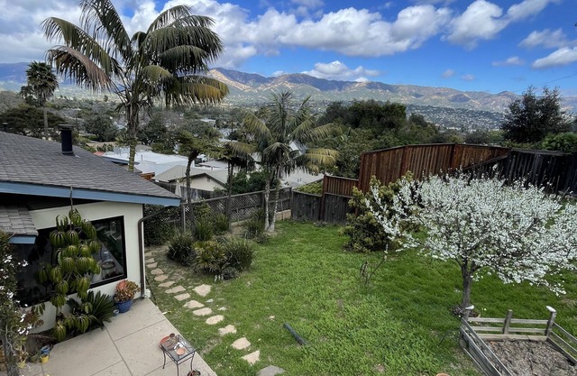 Zen Cottage Hideaway - 1 mile from the Beach, and 1 mile from Downtown...