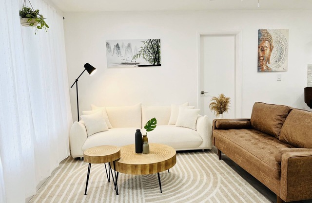 Zen Home Getaway w/hot tub - Close to Hard Rock & Beaches