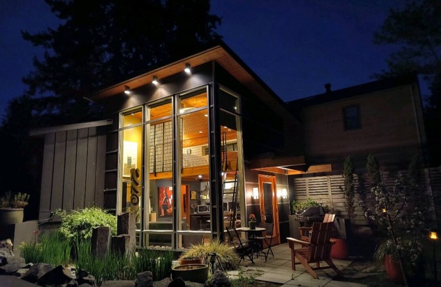 ARTISTIC RETREAT - OASIS LIKE SETTING TINY HOUSE