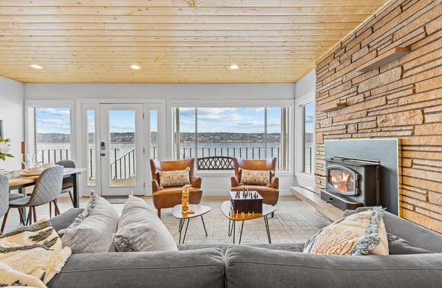 Zen & Modern beachfront home on Vashon- grill/pet/family/wifi/games/beach/seals