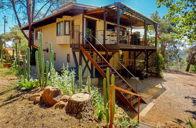 Zen Mountain Retreat cabin with mtn views, sweeping outdoor space, & W/D