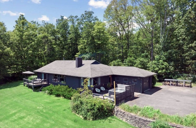 Zen Mountain View Retreat with Hot Tub